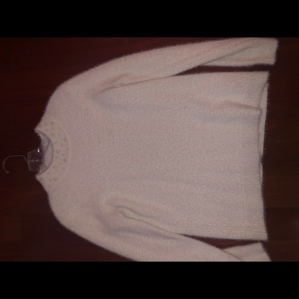 Fluffy sweater with pearls